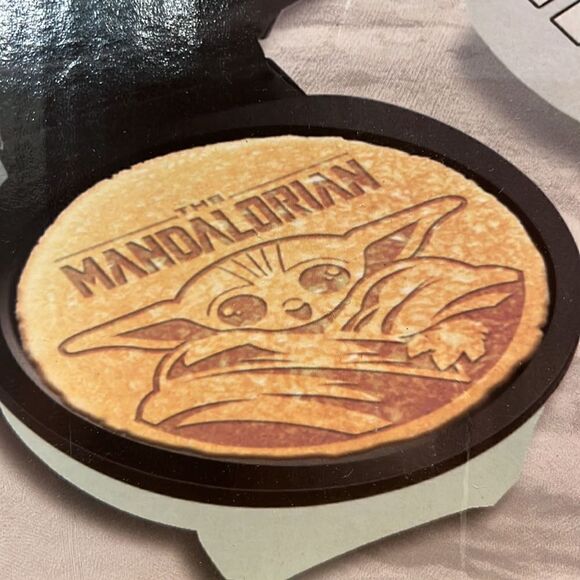Disney Exclusive Star Wars: The Mandalorian The Child Full Size Waffle Maker NEW - Picture 5 of 8